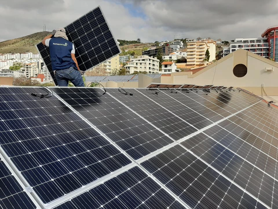 Equipa FactorENERGIA em instalação comercial na Madeira